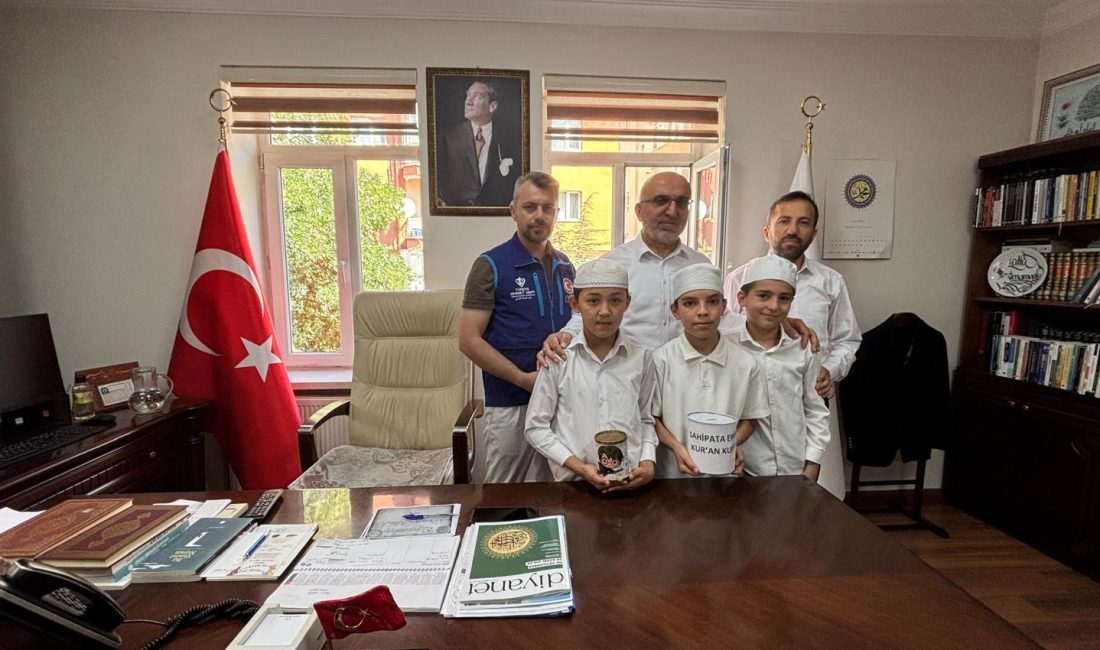 Sahipata Kur’an Kursu’nun minik öğrencileri, harçlıklarını biriktirip TDV’ye bağışladı: “İyilik