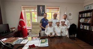 Sahipata Kur’an Kursu’nun minik öğrencileri, harçlıklarını biriktirip TDV’ye bağışladı: “İyilik
