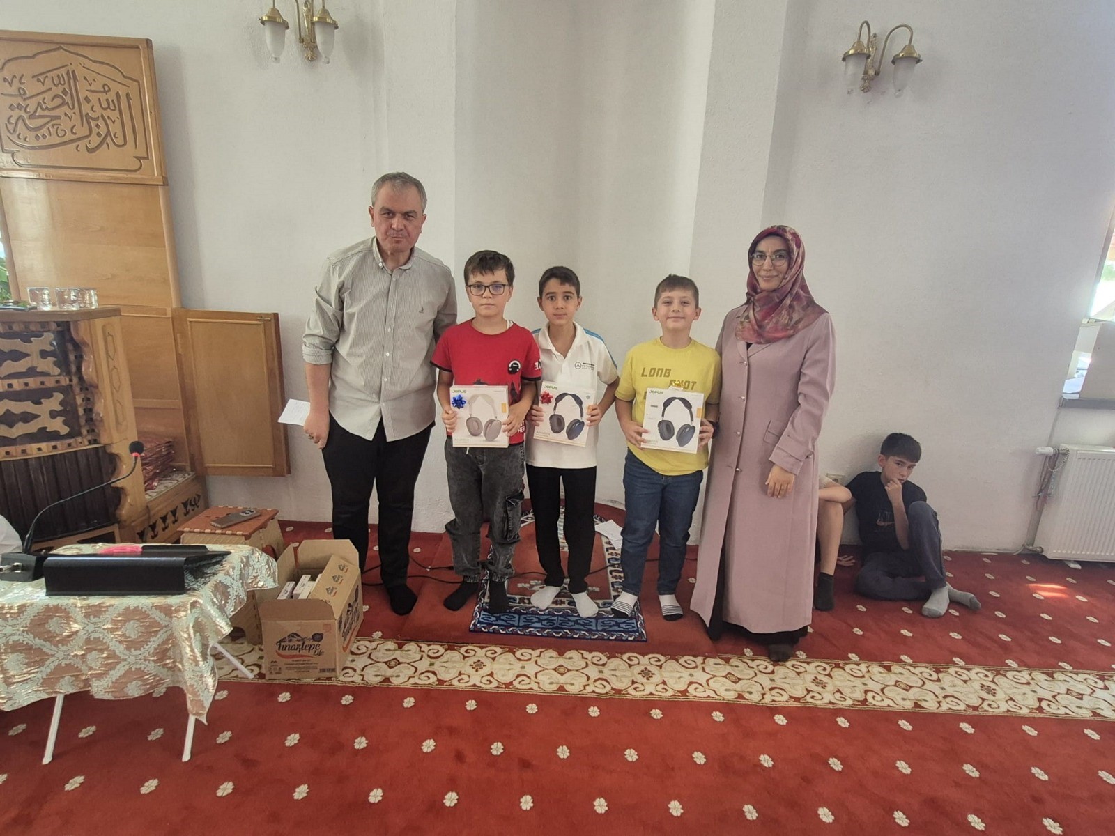 Kur’an-ı Kerim kursunda öğrencilere ödül