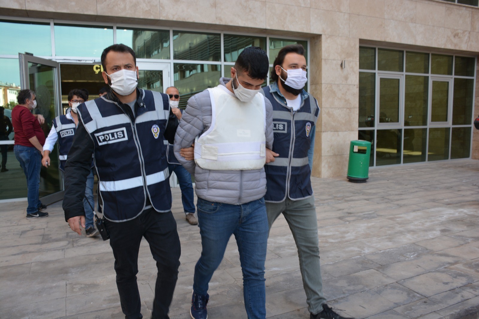 Antalya'da silahlı kuyumcu soygununda öldürülen Abuzer Atakan Gür'ün ailesine 4