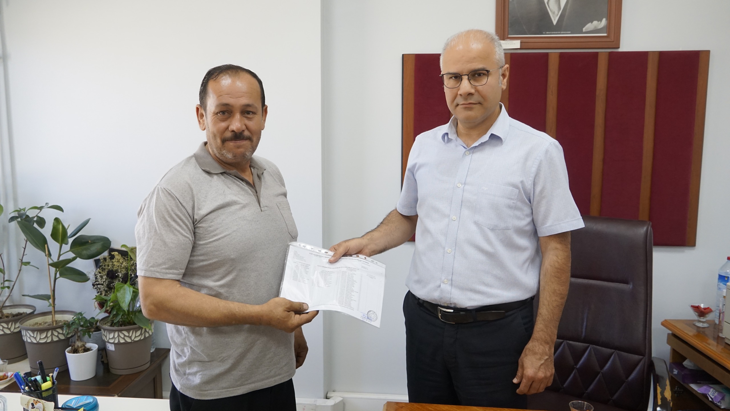 MHP Şuhut İlçe Başkanı Kürşat Ağduk mazbatasını aldı