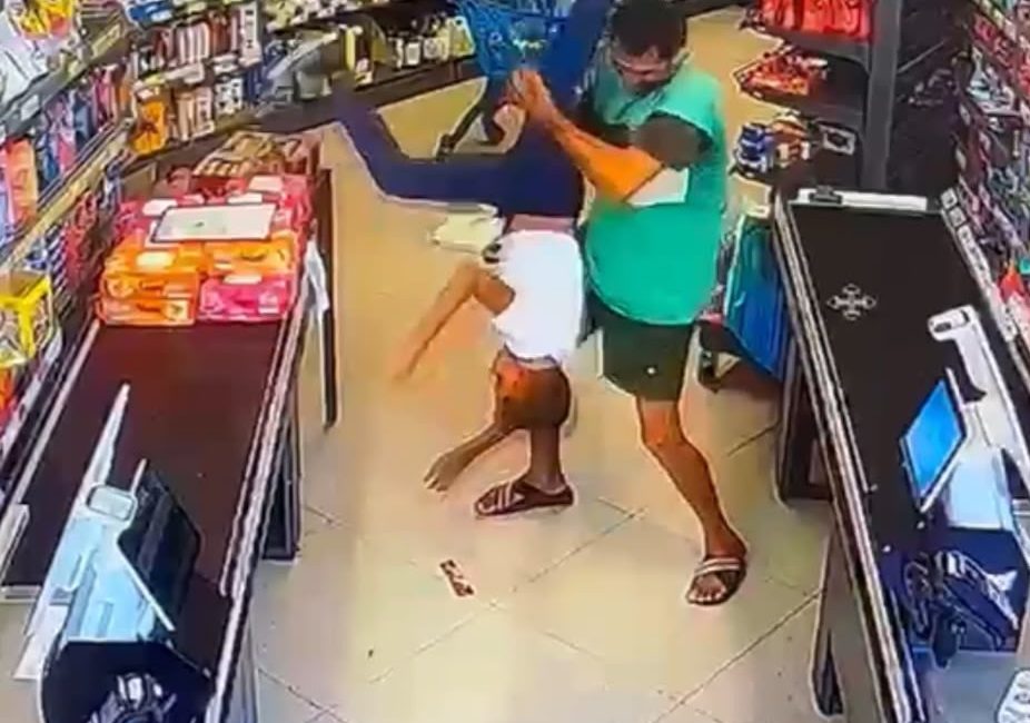 Mersin'in Akdeniz ilçesinde şüpheli, markete sığınan çocuklardan birini feci şekilde