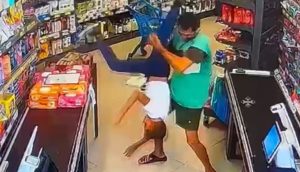 Mersin'in Akdeniz ilçesinde şüpheli, markete sığınan çocuklardan birini feci şekilde