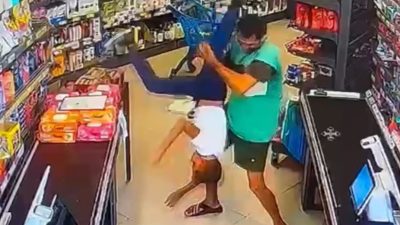 Mersin'in Akdeniz ilçesinde şüpheli, markete sığınan çocuklardan birini feci şekilde