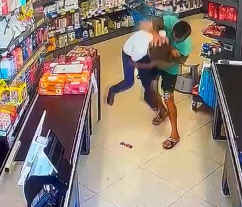 Markette dehşet: Çocuğu yerden yere vurarak darp etti 3 Markette dehşet: Çocuğu yerden yere vurarak darp etti