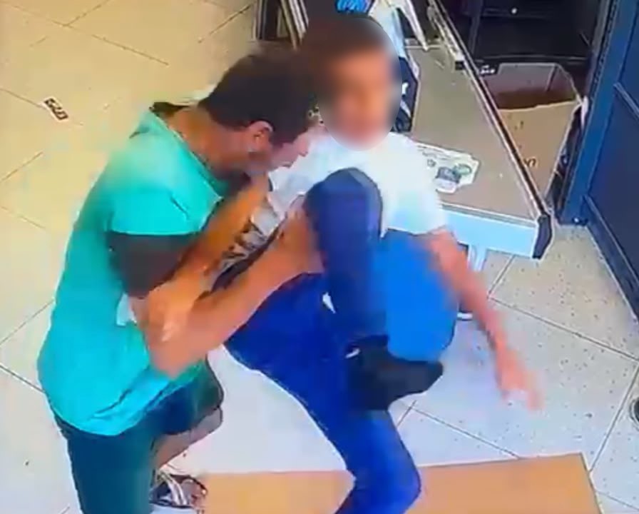 Markette dehşet: Çocuğu yerden yere vurarak darp etti 2 Markette dehşet: Çocuğu yerden yere vurarak darp etti