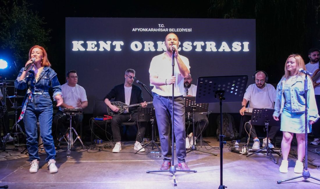 Afyonkarahisar Belediyesi tarafından Masal Park’ta düzenlenen etkinlikte vatandaşlar müzik ve