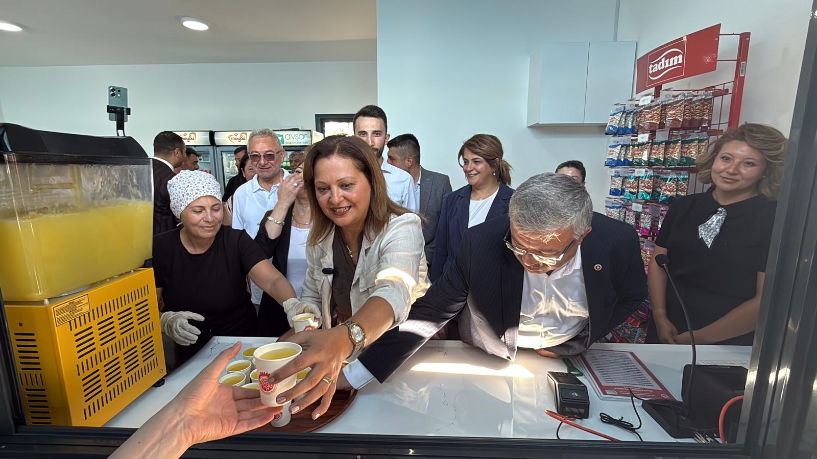 Millet Bahçesi Kafeteryası hizmete açıldı 9 Millet Bahçesi Kafeteryası hizmete açıldı