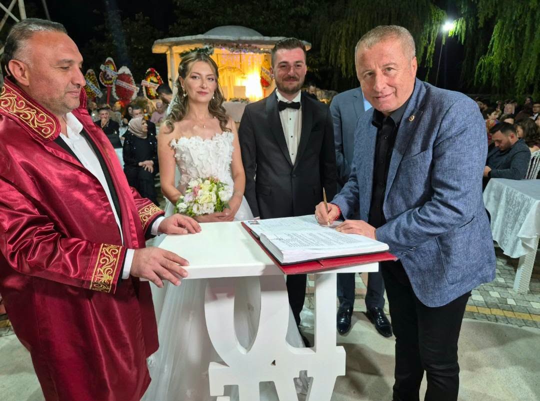 Milletvekili Olgun, genç çiftleri yalnız bırakmadı 1 Milletvekili Olgun, genç çiftleri yalnız bırakmadı