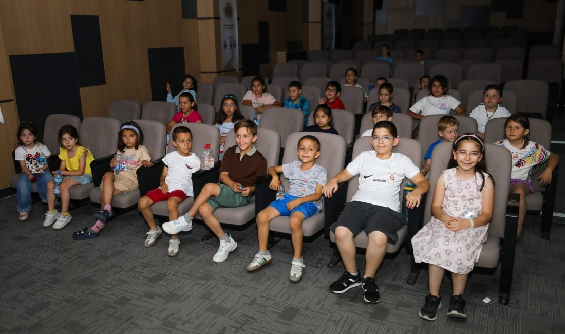 Afyonkarahisar Belediyesi tarafından düzenlenen çizgi film etkinliğinde çocuklar yaz tatilini