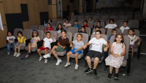 Afyonkarahisar Belediyesi tarafından düzenlenen çizgi film etkinliğinde çocuklar yaz tatilini
