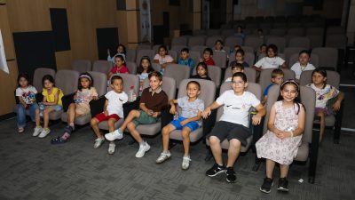 Afyonkarahisar Belediyesi tarafından düzenlenen çizgi film etkinliğinde çocuklar yaz tatilini