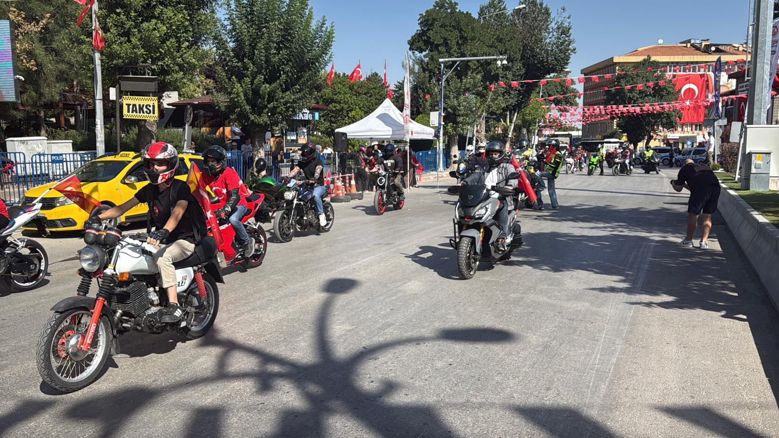 Motor tutkunları, Kocatepe yolunda 2 Motor tutkunları, Kocatepe yolunda