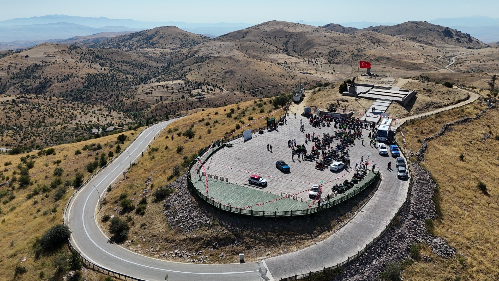 Motosiklet tutkunlarından Kocatepe pozu 3 Motosiklet tutkunlarından Kocatepe pozu