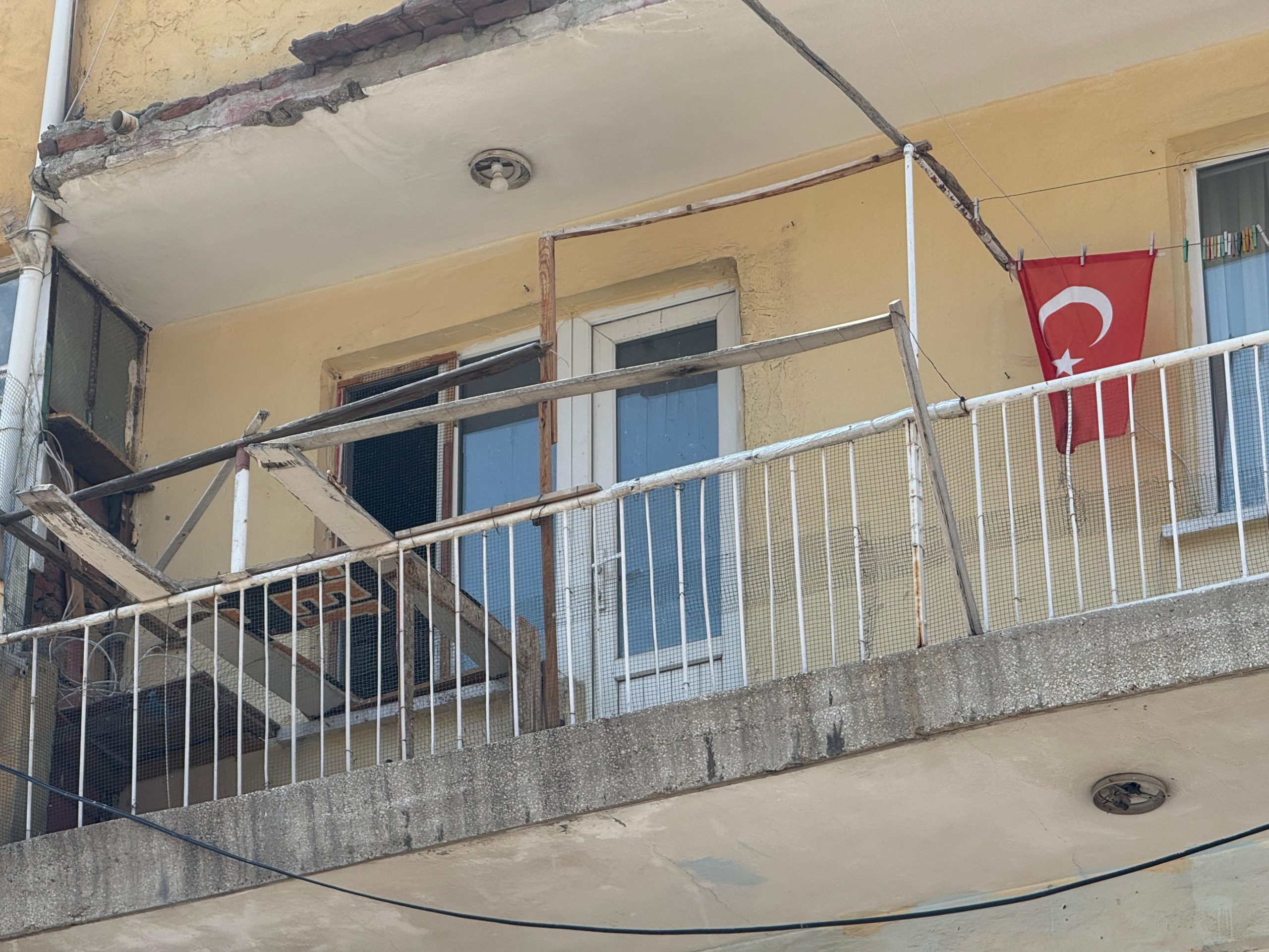 Teröristin komşusu Gazete 3'e konuştu: "İki bina arasında yaklaşık 7 yıl kaldı" 2 Teröristin komşusu Gazete 3'e konuştu: "İki bina arasında yaklaşık 7 yıl kaldı"