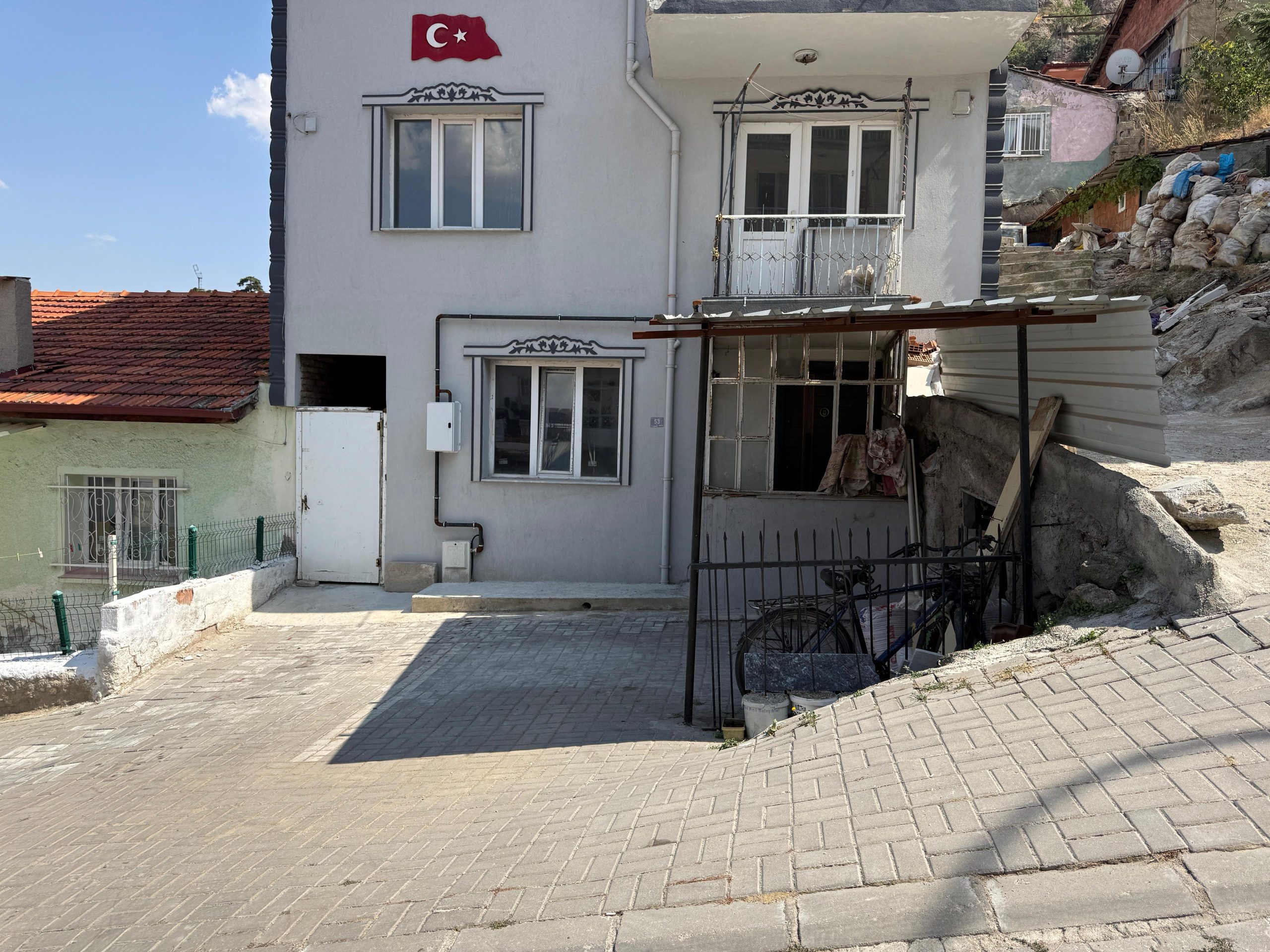 Teröristin komşusu Gazete 3'e konuştu: "İki bina arasında yaklaşık 7 yıl kaldı" 3 Teröristin komşusu Gazete 3'e konuştu: "İki bina arasında yaklaşık 7 yıl kaldı"