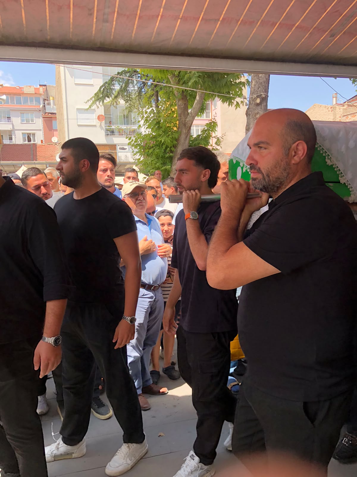 Orkun Kökçü, anneannesini dualarla uğurladı 2 Orkun Kökçü, anneannesini dualarla uğurladı