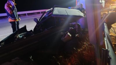 Afyonkarahisar'da kontrolden çıkarak bariyerlere çarpan otomobil sürücüsü olay yerinde hayatını