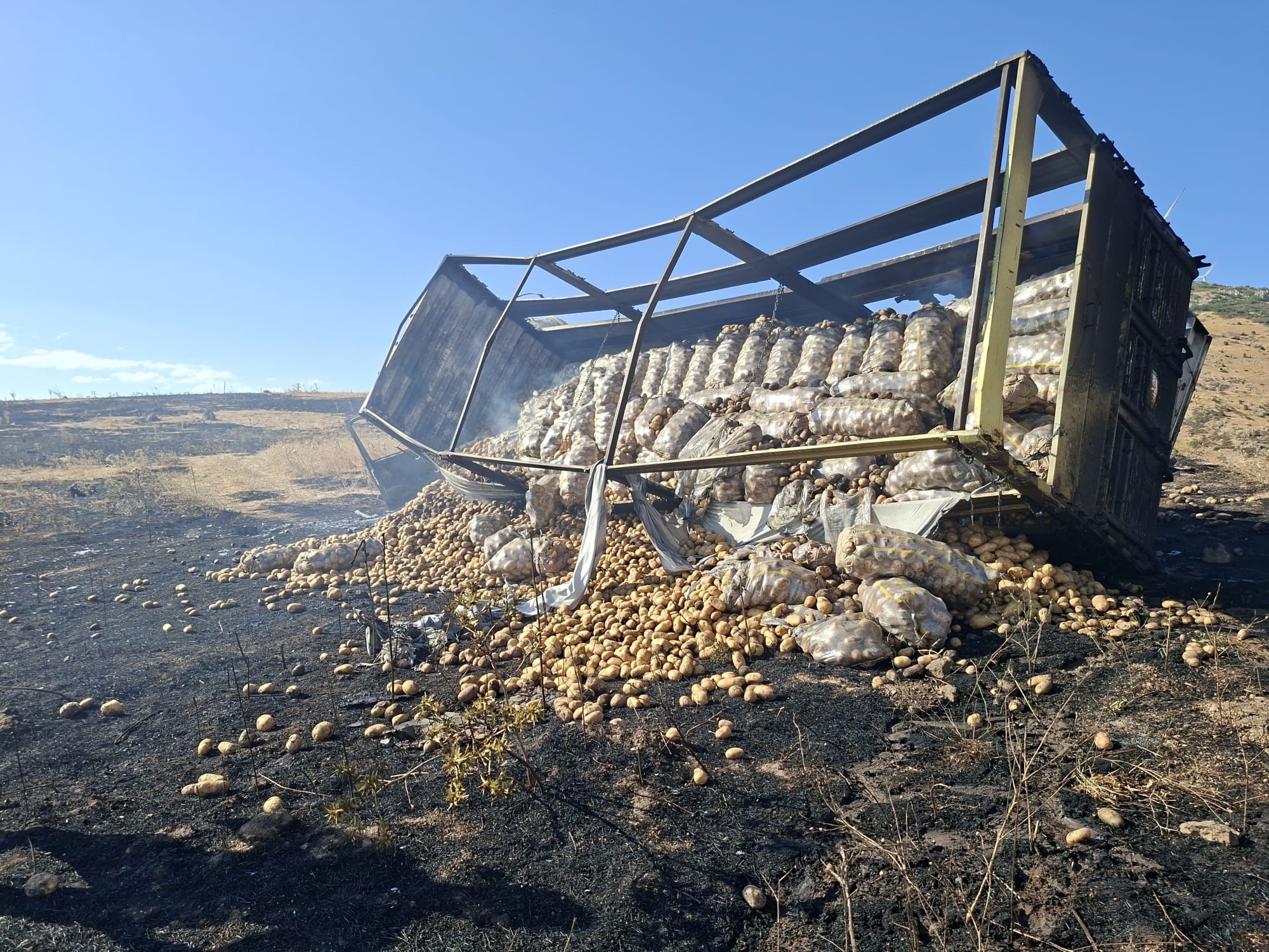 Patates yüklü kamyon yokuşta alev aldı 2 Patates yüklü kamyon yokuşta alev aldı