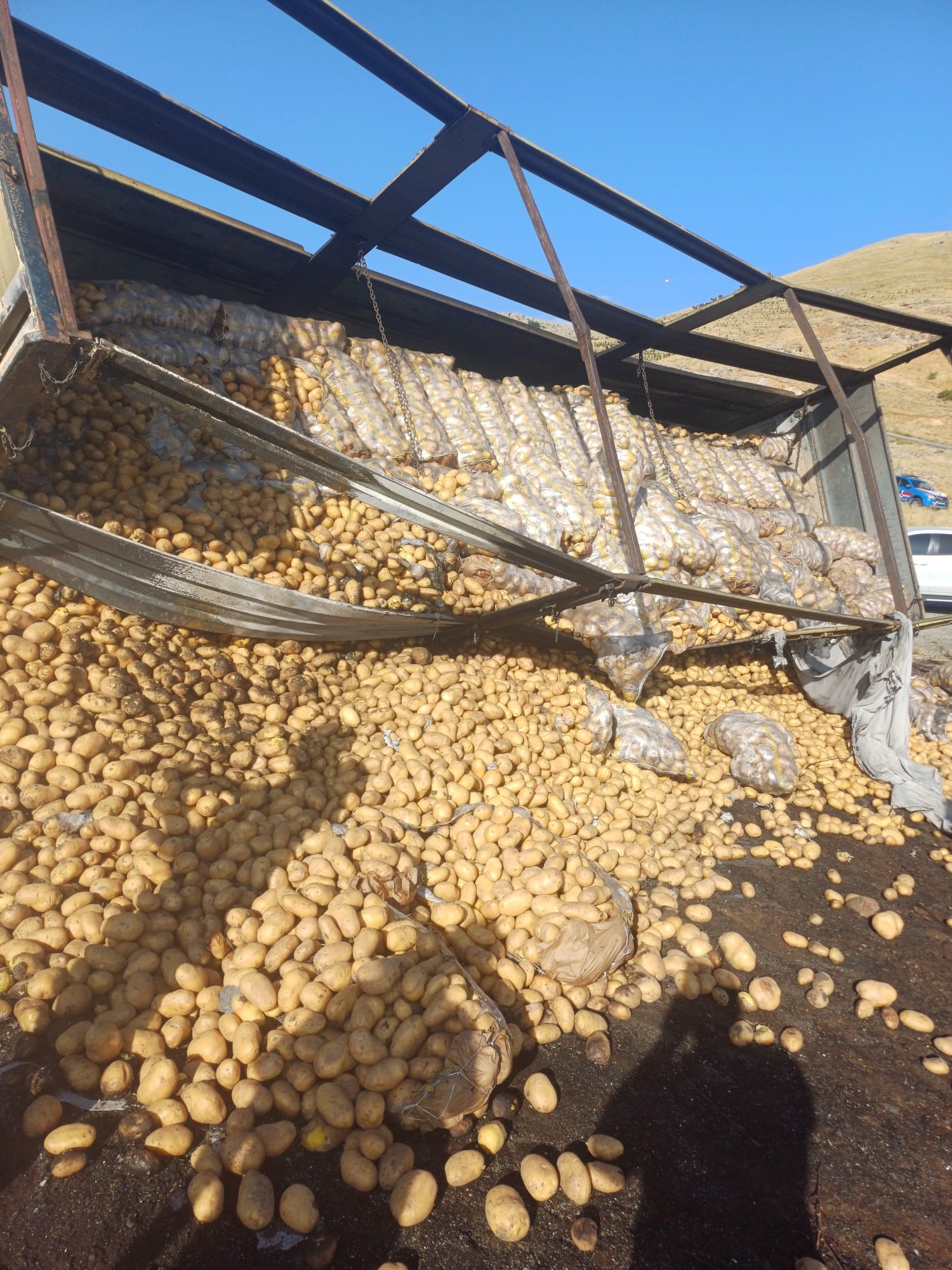 Patates yüklü kamyon yokuşta alev aldı 3 Patates yüklü kamyon yokuşta alev aldı