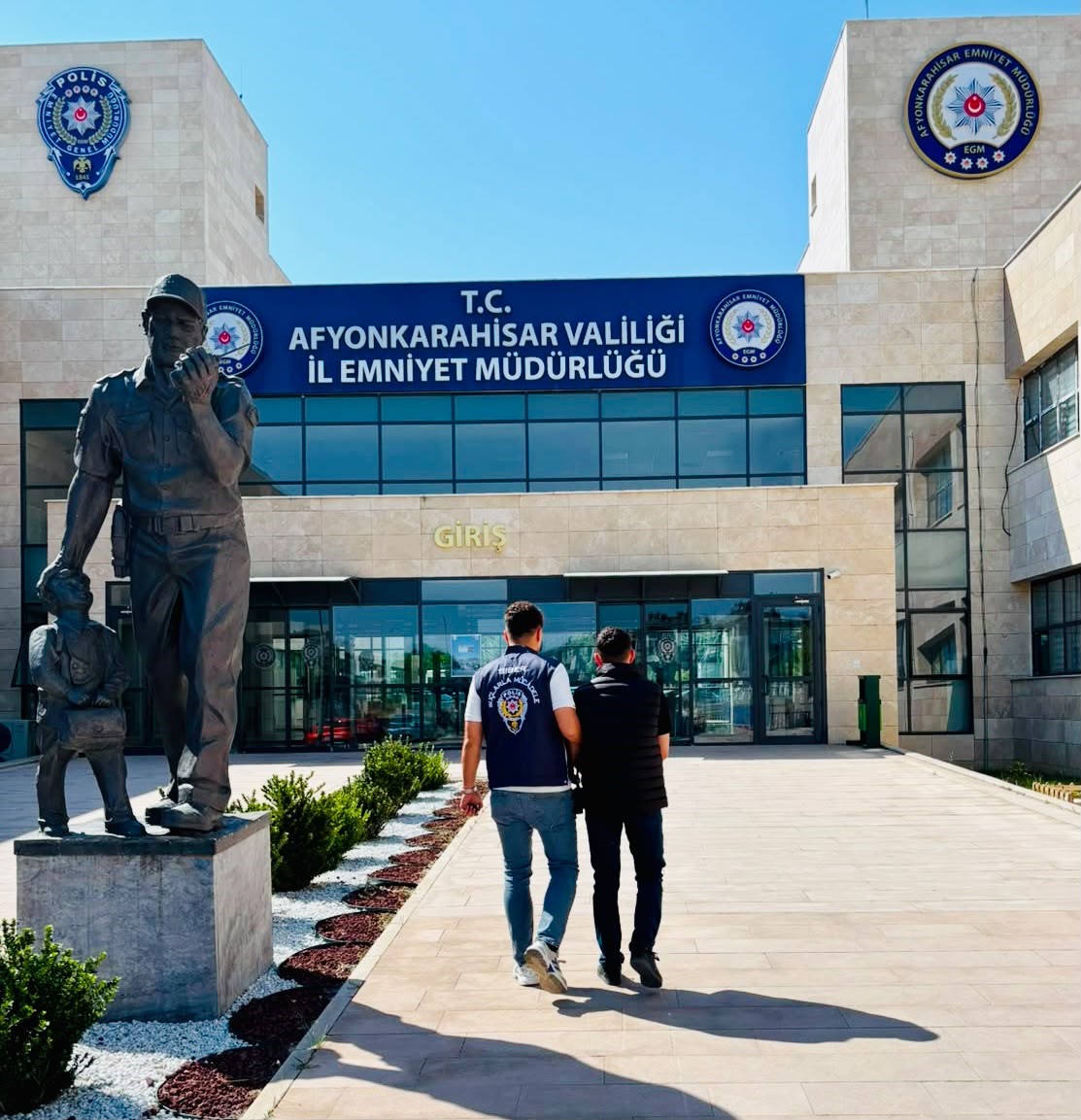 Polis, dolandırıcılık suçundan aranan şahsı yakaladı 1 Polis, dolandırıcılık suçundan aranan şahsı yakaladı