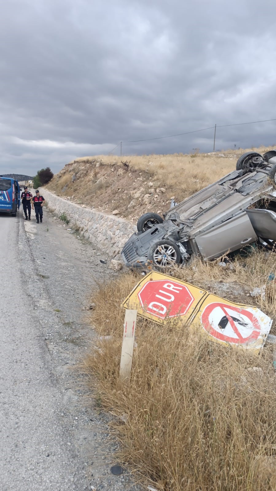 Savruldu, yol kenarındaki refüje devrilerek durabildi 1 Savruldu, yol kenarındaki refüje devrilerek durabildi