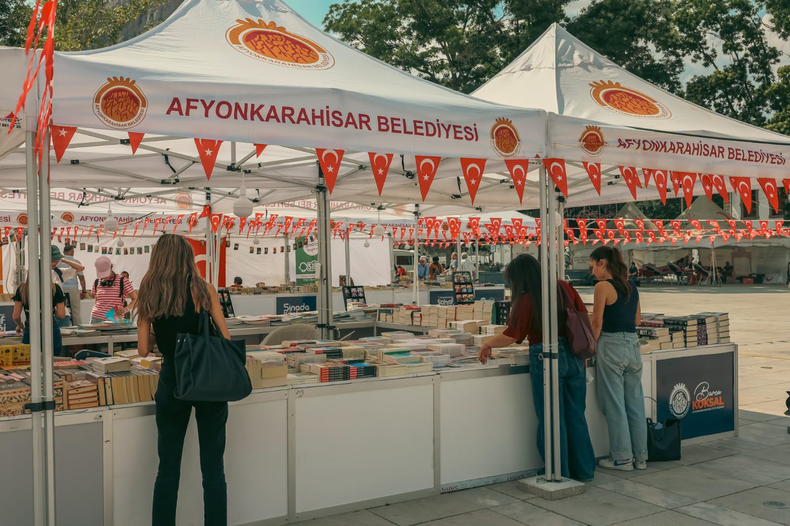 Sahaf Günleri Zafer Meydanı’nda devam ediyor 2 Sahaf Günleri Zafer Meydanı’nda devam ediyor