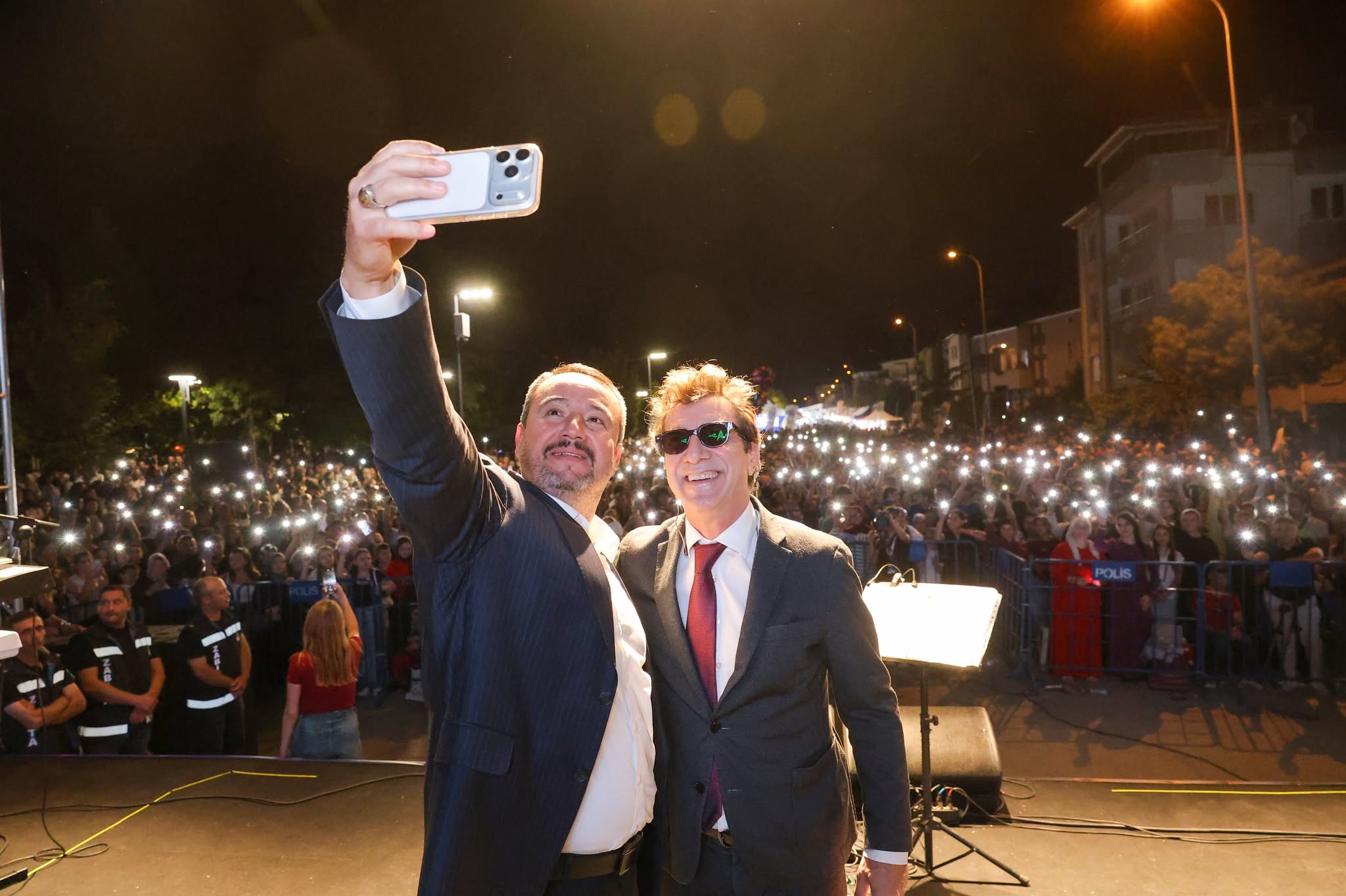 Sandıklı Festivalinde final coşkusu: Ayna sahne aldı 1 Sandıklı Festivalinde final coşkusu: Ayna sahne aldı