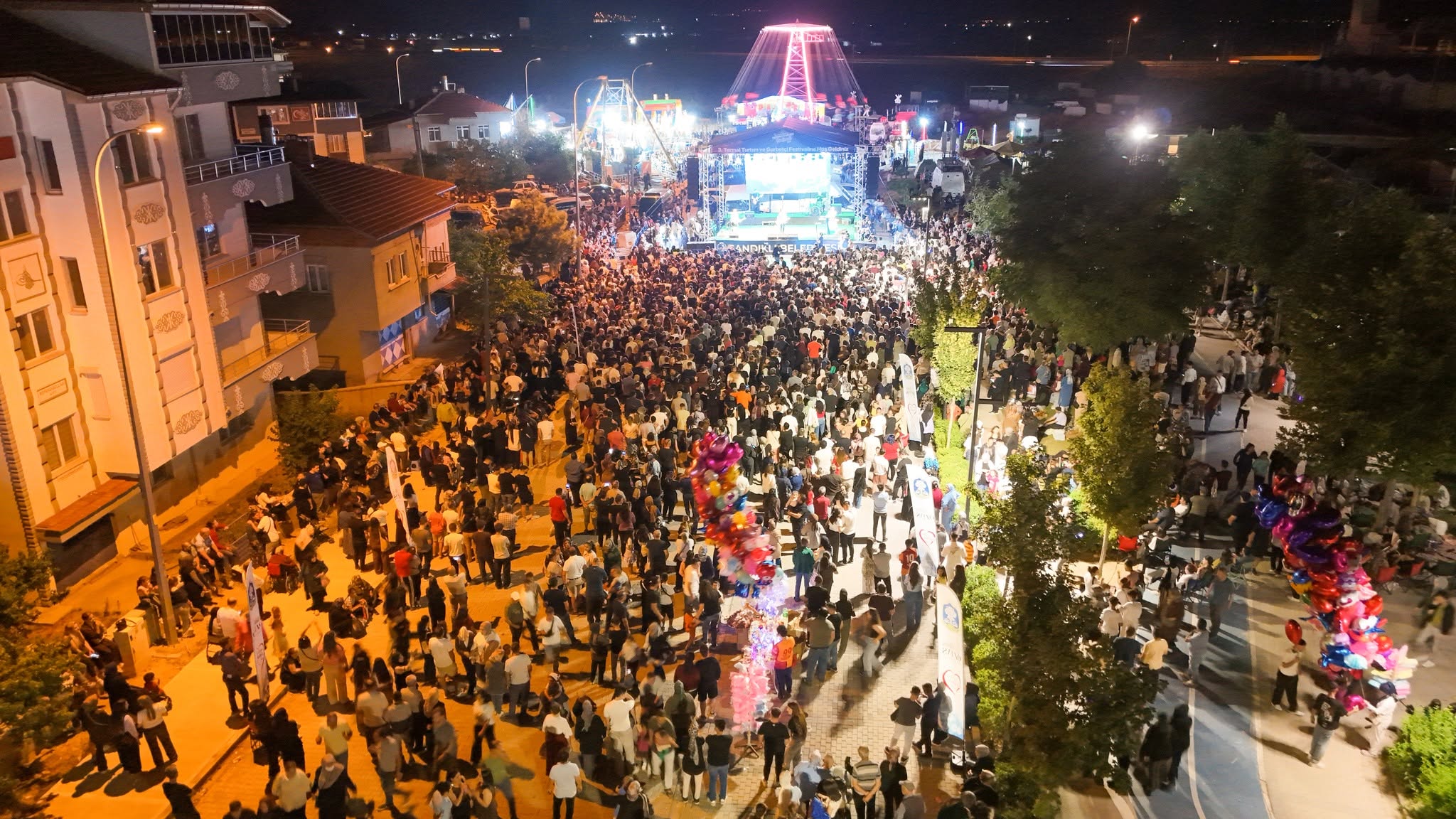 Sandıklı Festivalinde final coşkusu: Ayna sahne aldı 7 Sandıklı Festivalinde final coşkusu: Ayna sahne aldı