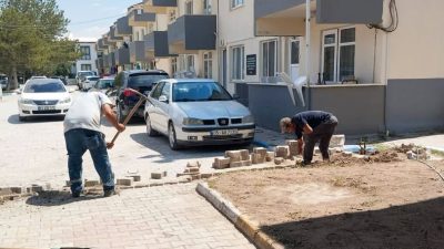 Sandıklı Belediyesi ekipleri, ilçenin farklı noktalarında yol bakımından çevre düzenlemesine,