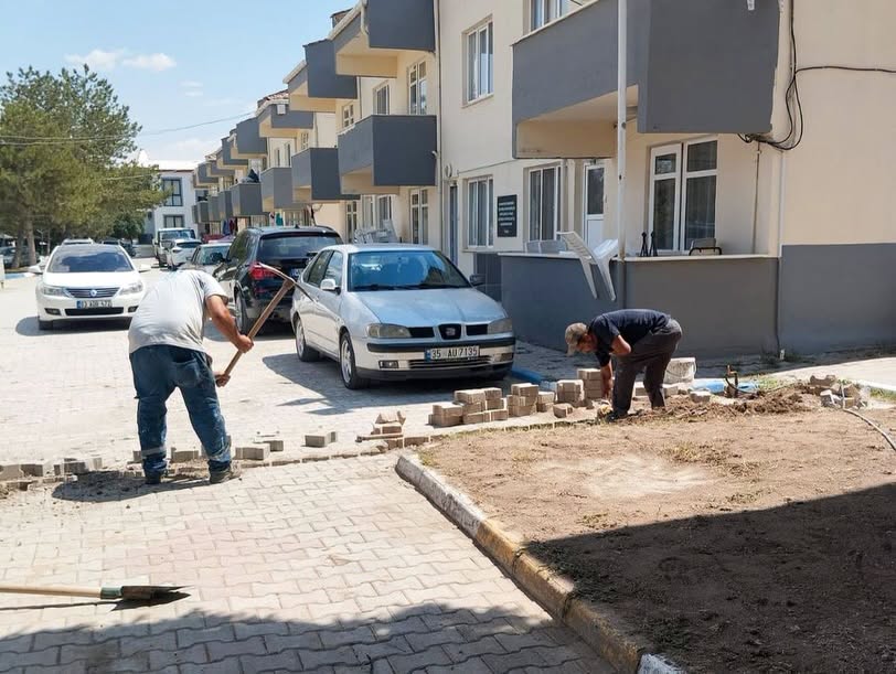 Sandıklı Belediyesi ekipleri, ilçenin farklı noktalarında yol bakımından çevre düzenlemesine,