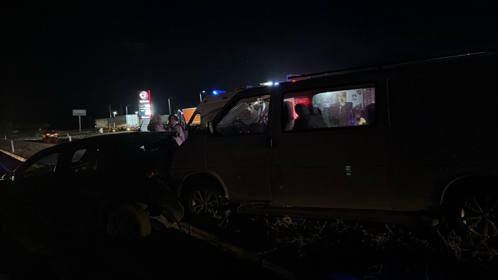 Sinanpaşa’da kamyonet ile otomobil çarpıştı: 11 yaralı