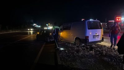 Afyonkarahisar'da kamyonet ile otomobilin çarpışması sonucu meydana gelen trafik kazasında