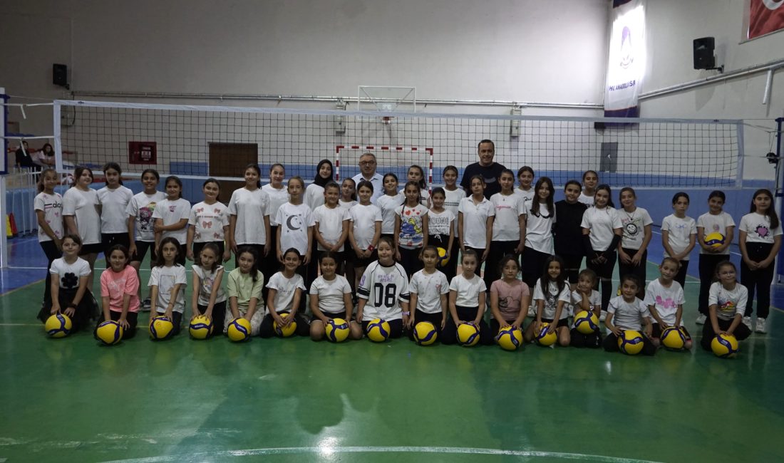 Şuhut Belediyesi'nin gençleri sporla buluşturmak amacıyla hayata geçirdiği Voleybol Okulu