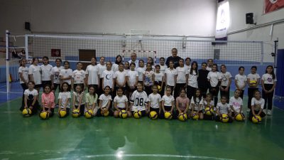 Şuhut Belediyesi'nin gençleri sporla buluşturmak amacıyla hayata geçirdiği Voleybol Okulu