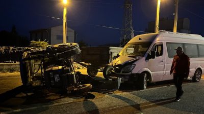 Afyonkarahisar'ın Şuhut ilçesinde minibüs ile traktörün çarpışması sonucu meydana gelen