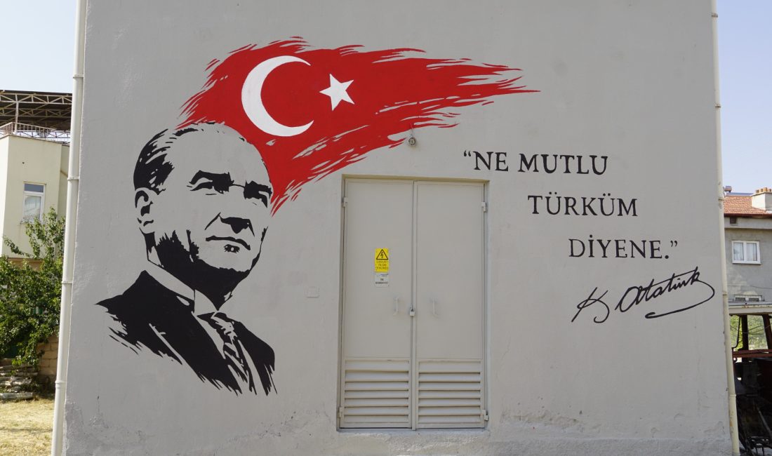 Şuhut Belediyesi ilçenin farklı noktalarındaki trafo binalarını ilçenin tarihi, kültürel