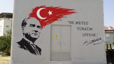 Şuhut Belediyesi ilçenin farklı noktalarındaki trafo binalarını ilçenin tarihi, kültürel