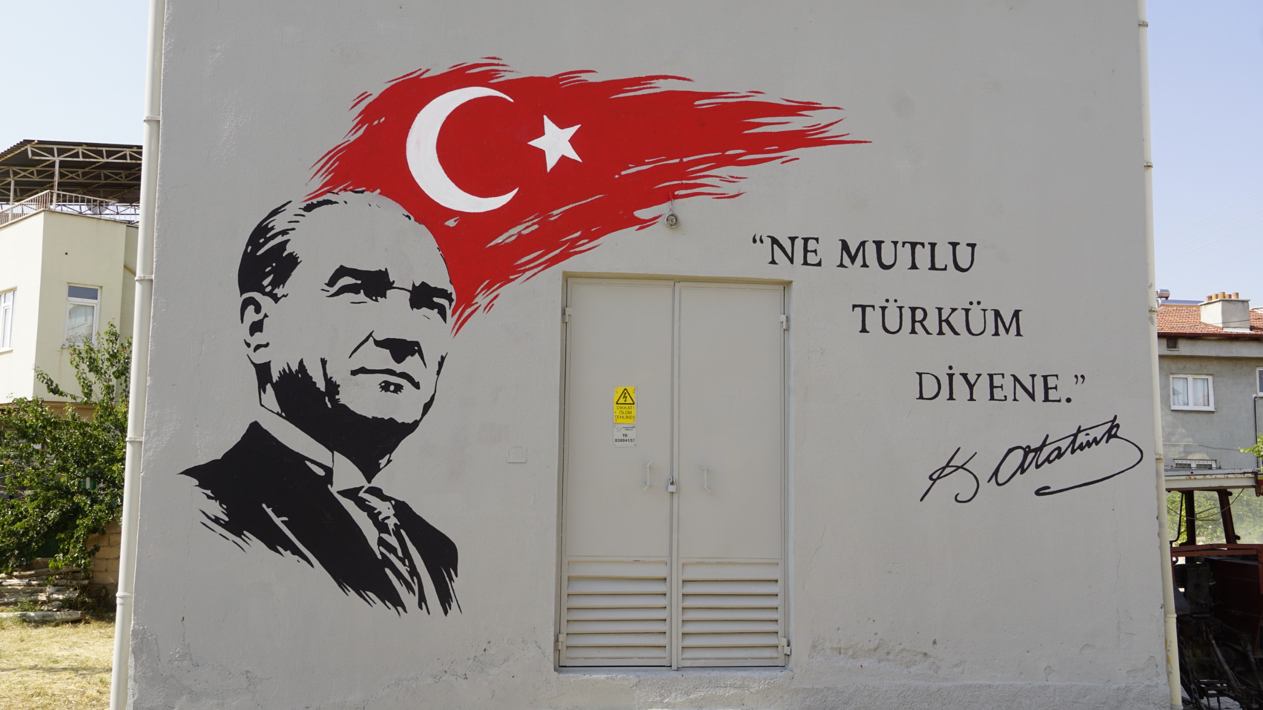 Şuhut Belediyesi ilçenin farklı noktalarındaki trafo binalarını ilçenin tarihi, kültürel