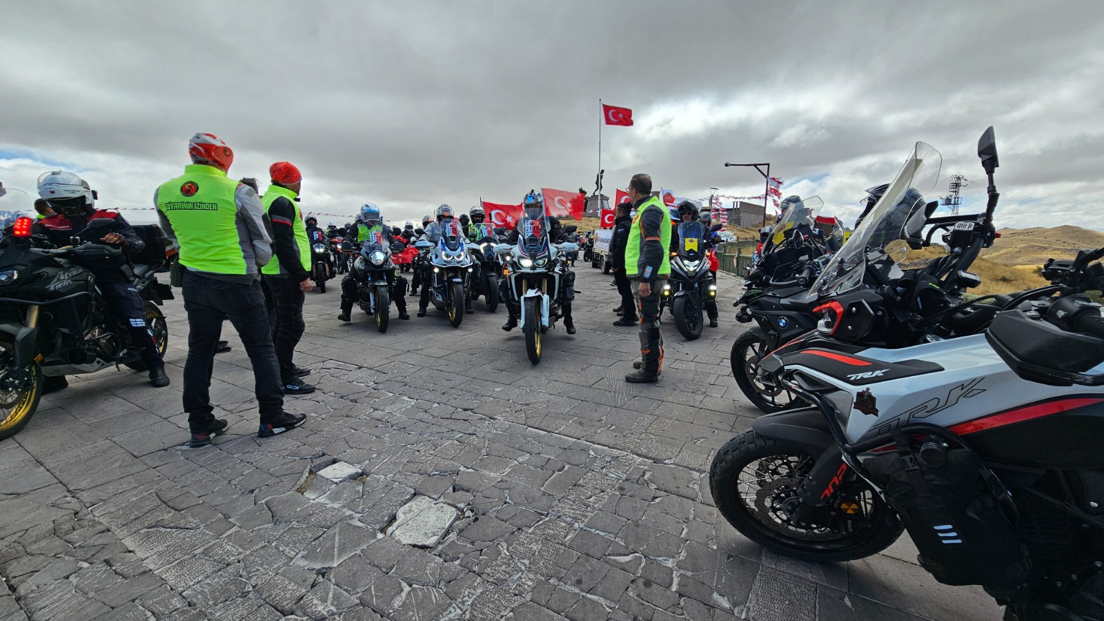 “Süvarinin İzinden” Motosikletli Saygı Sürüşü, Kocatepe’den start aldı 5 “Süvarinin İzinden” Motosikletli Saygı Sürüşü, Kocatepe’den start aldı