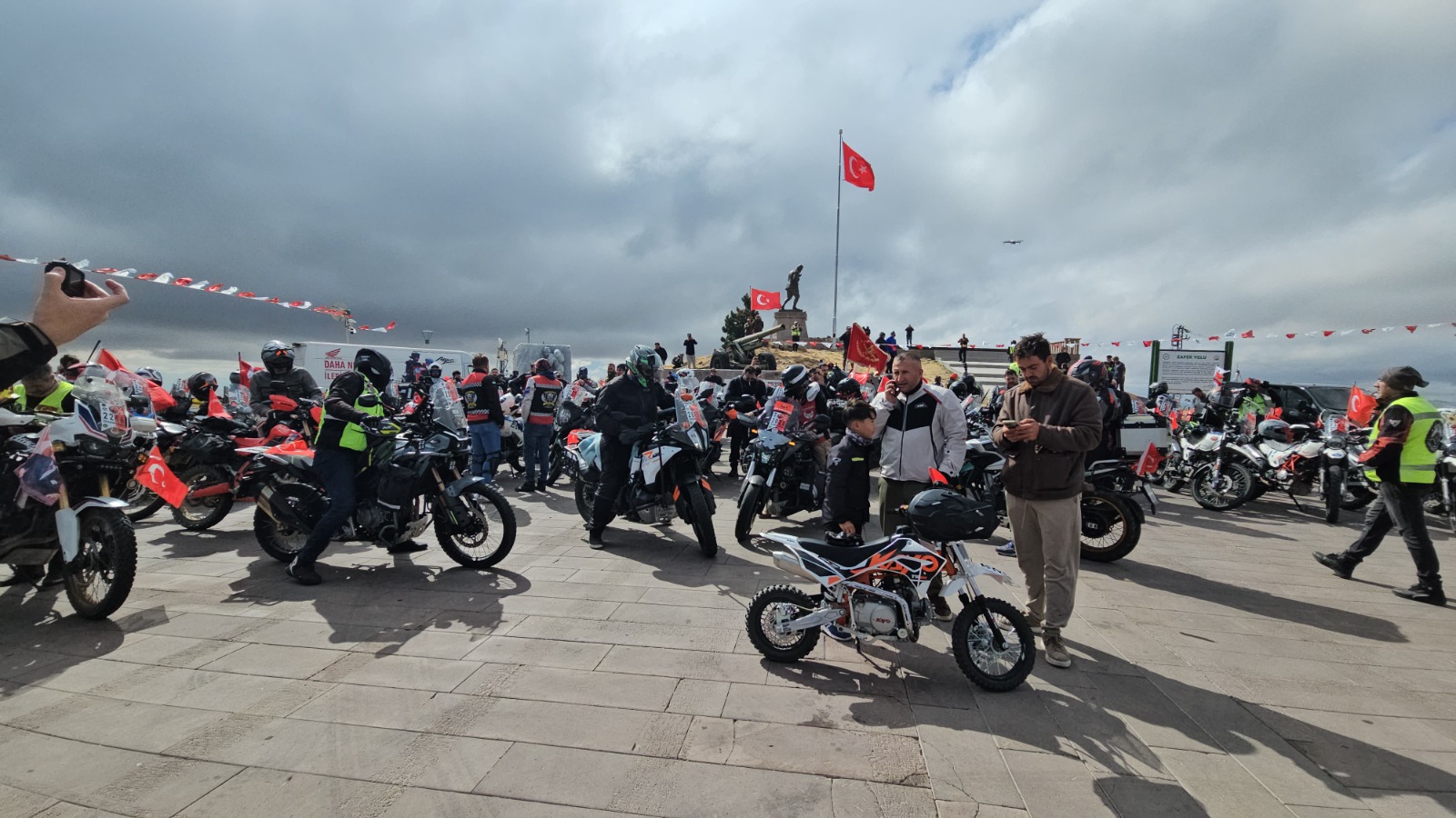 “Süvarinin İzinden” Motosikletli Saygı Sürüşü, Kocatepe’den start aldı 4 “Süvarinin İzinden” Motosikletli Saygı Sürüşü, Kocatepe’den start aldı