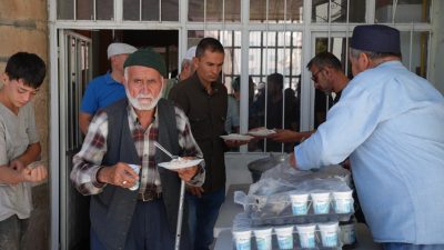 Bolvadin Tahtalı Camii’nde, Cuma namazının ardından vatandaşlara pilav ikramında bulunuldu.