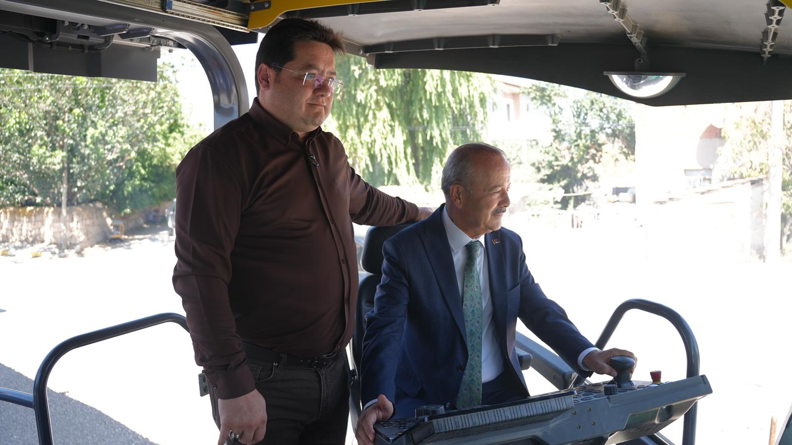 Taytak ve Aynacı iş makinesinin başına geçti 3 Taytak ve Aynacı iş makinesinin başına geçti