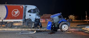Uşak’ın Banaz ilçesinde traktör ile tırın çarpışması sonucu meydana gelen