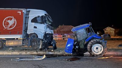 Uşak’ın Banaz ilçesinde traktör ile tırın çarpışması sonucu meydana gelen