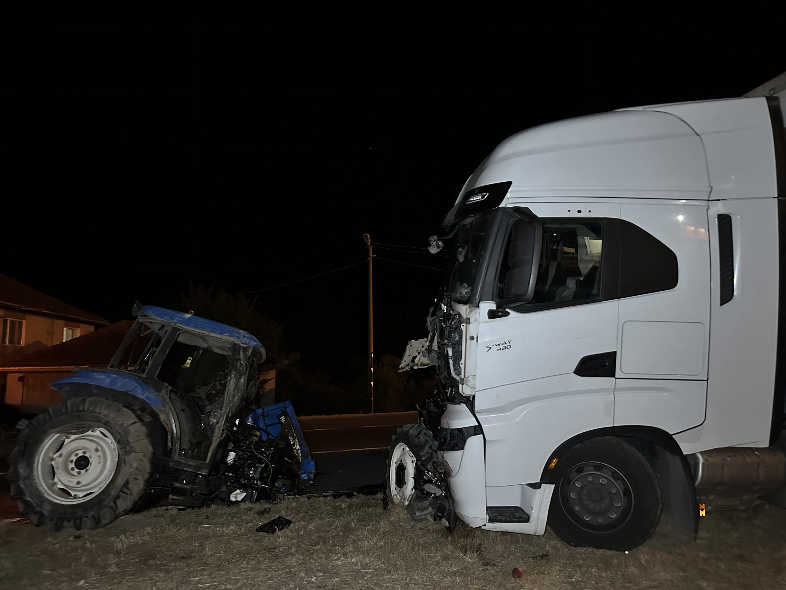Traktör ikiye bölündü: 1 ölü, 1 yaralı