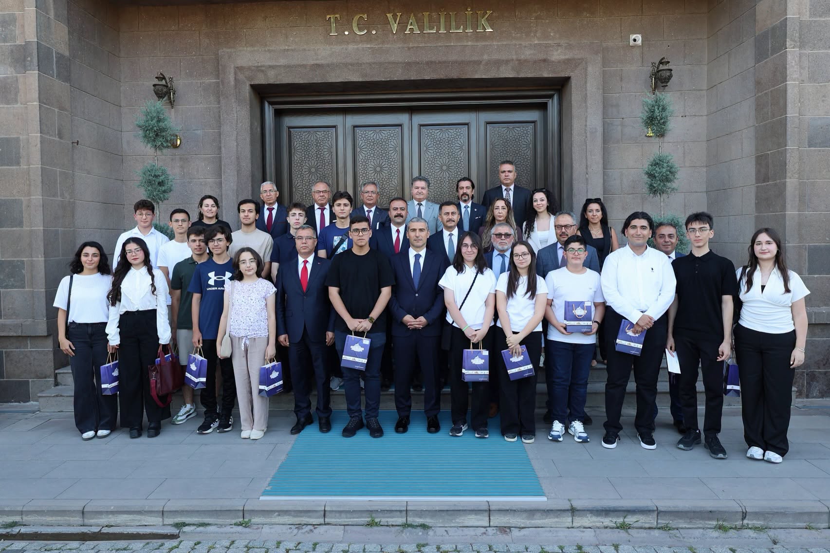 Vali Aktaş başarılı öğrencileri ağırladı