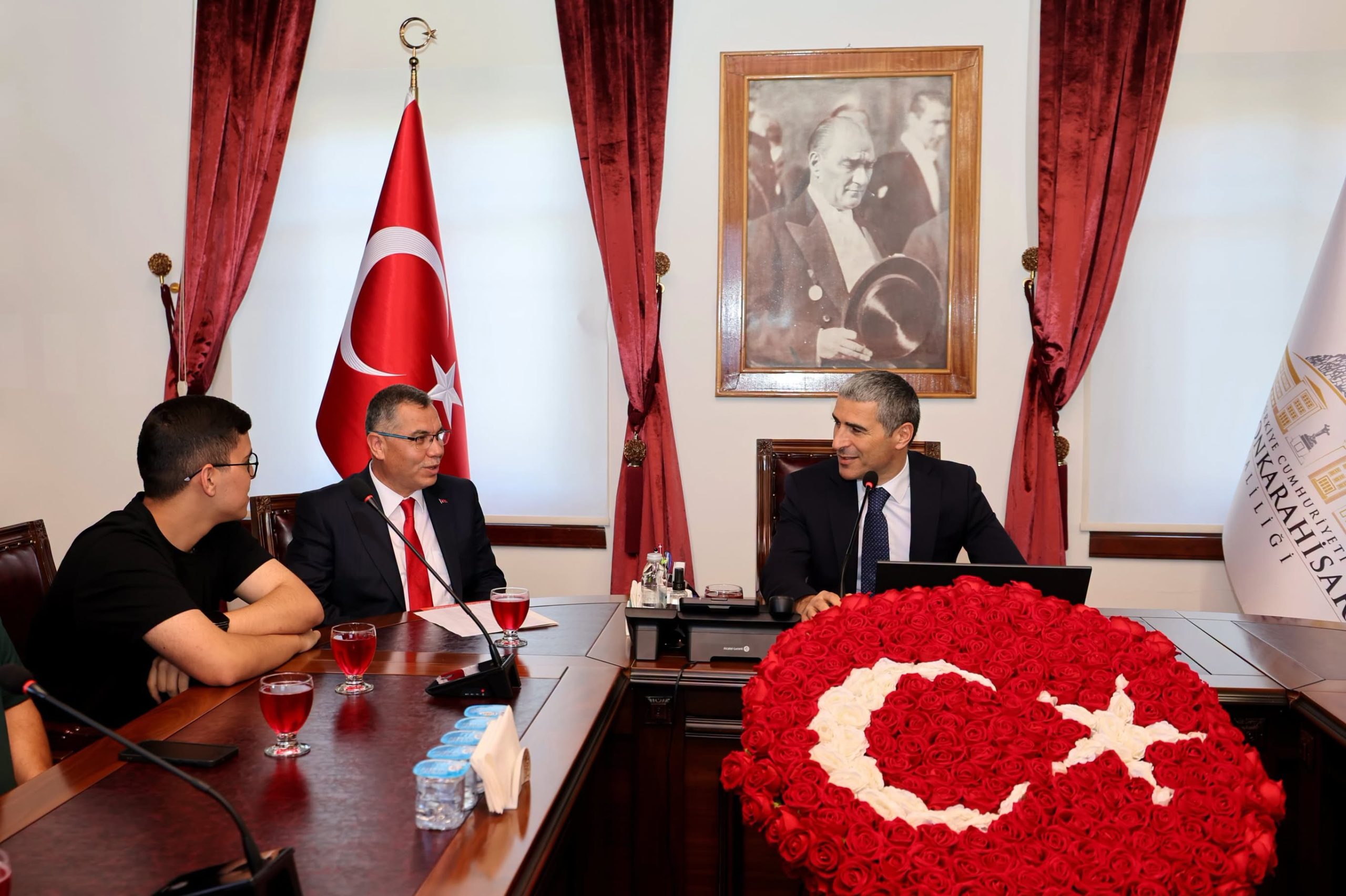 Vali Aktaş başarılı öğrencileri ağırladı 1 Vali Aktaş başarılı öğrencileri ağırladı
