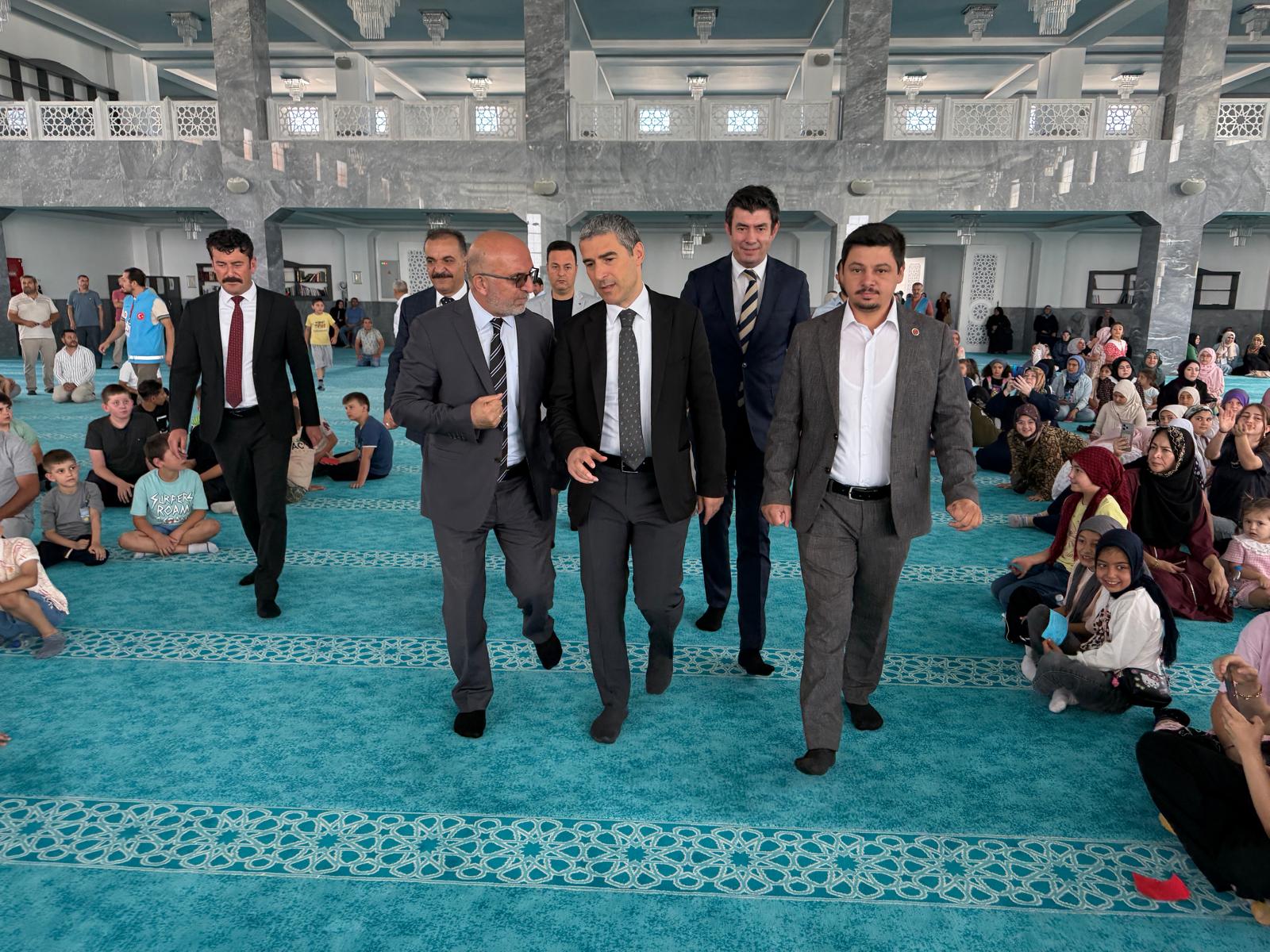 Vali Aktaş, çocukların heyecanına ortak oldu 1 Vali Aktaş, çocukların heyecanına ortak oldu