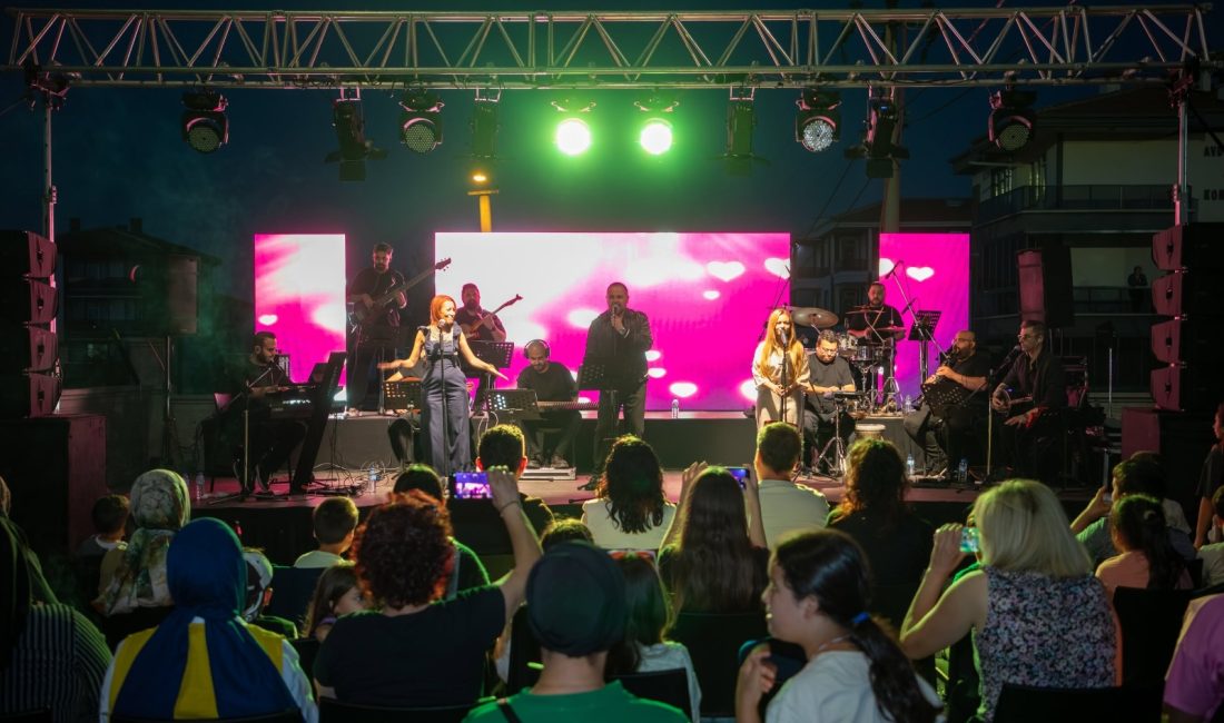 Afyonkarahisar Belediyesi tarafından düzenlenen Kent Orkestrası Konseri, Nuri Demirayak Parkı'nda
